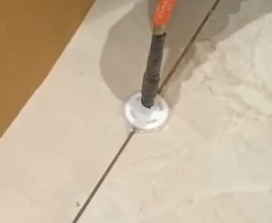 长春市瓷砖空鼓维修公司专业解答瓷砖在铺贴过程中，如果没有涂抹均匀到位的粘结材料（如水泥砂浆或瓷砖胶），可能会导致以下问题