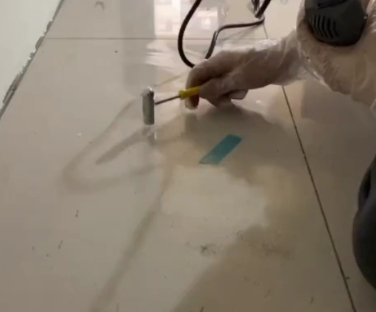长春市瓷砖开裂维修公司专业分享瓷砖在铺贴前如果没有沥干水分，将会导致以下问题